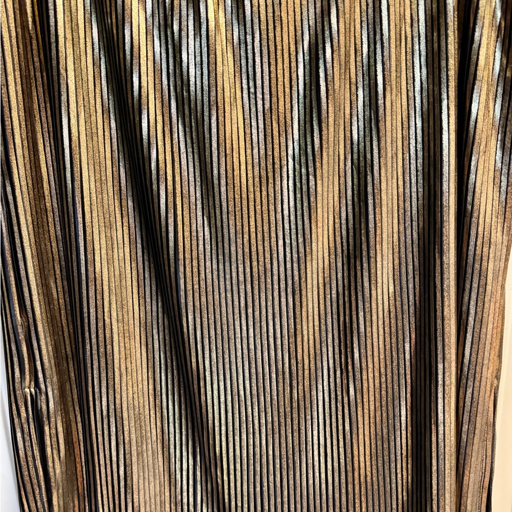 NY Colllectio. Metallic Gold Skirt - Picture 5 of 10